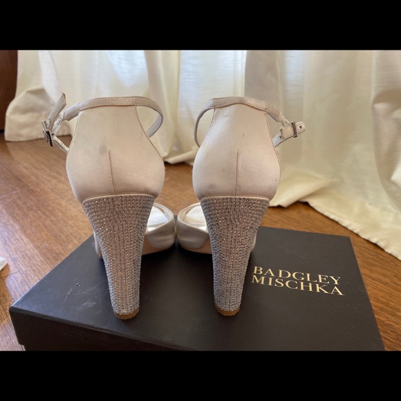 Badgley Mischka Ivory jeweled heels size 8.5 - Picture 2 of 9
